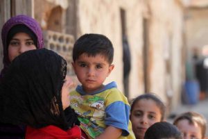 El drama de los refugiados. Foto de niño sirio en brazos de su madre con más personas