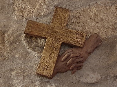 La cruz de Cristo. Fotografía de la IX estación del viacrucis de la iglesia de San Sebastián en Cercedilla (Madrid)